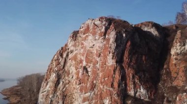 Nehrin yukarısındaki uçurumlar ve kayanın kenarında duran tanınmayan insanlar için insansız hava aracı manzarası. Sonbahar manzara kuşları göz teması. Sonbahar manzarası.