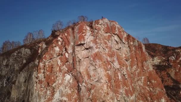 Drone View Cliffs River Unrecognizable People Standing Edge Rock Fall — Vídeo de Stock