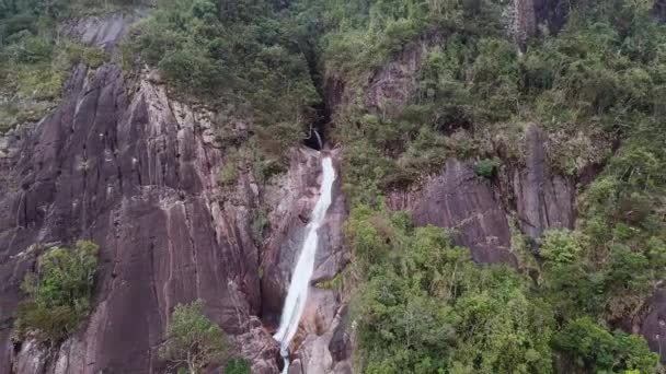 Drone Flying Waterfall Misty Tropical Mountain Jungle Waterfall Foggy Tropical — Wideo stockowe