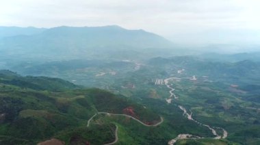 İnsansız hava aracı görkemli sisli dağların üzerinde uçuyor. Sinema kuşlarının gözü tropikal sisli yağmur ormanlarının dolambaçlı dağ yollarında..