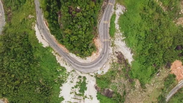 在热带山的石子路上拍摄的无人驾驶电影 绿色丛林路 探险的空中景观 — 图库视频影像