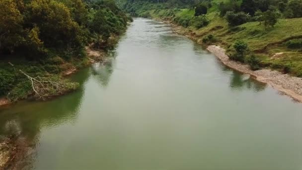 Drone Flying Rainforest River Surrounded Green Jungle Mountains Aerial View — Vídeo de Stock