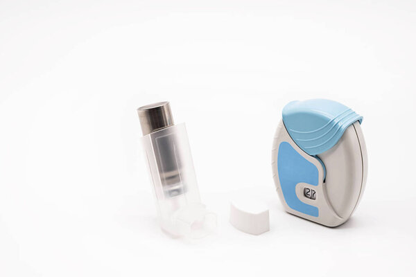 Различные ингаляторы от астмы. Аэрозоль для ингаляции, лечения бронхиальной астмы, ХОБЛ. Фармацевтический препарат для лечения воспаления легких и предотвращения приступа астмы. 