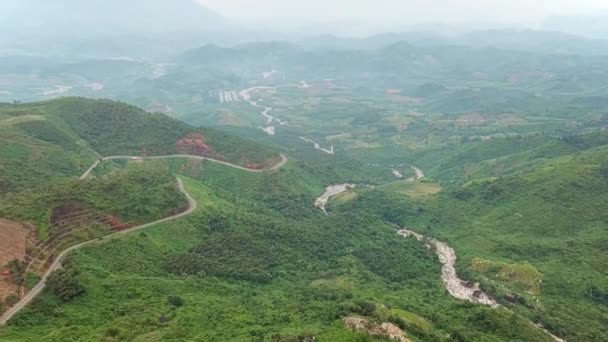 Drohnenblick Auf Majestätische Tropische Berge Luftaufnahmen Neblig Grüner Dschungel Fluss — Stockvideo