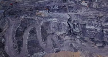 Açık havada uçan insansız hava aracı madencilik ve kömür madenciliği yapıyor. Kömür madenleri, açık maden ocakları, taş ocakları..