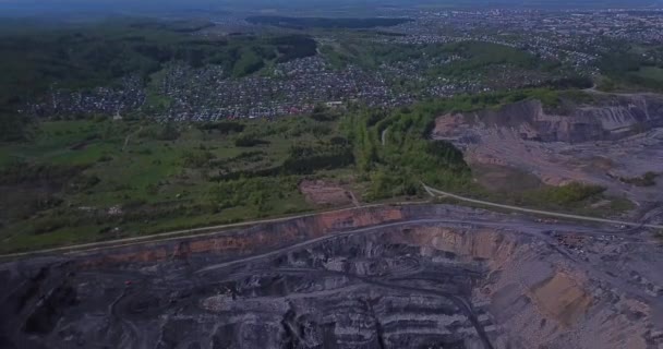 Κηφήνας Που Πετά Πάνω Από Ανοιχτό Ορυχείο Εξόρυξης Άνθρακα Συνολικό — Αρχείο Βίντεο