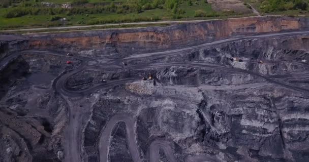 Drone Vliegt Boven Open Mijn Mijnbouw Van Steenkool Algemeen Plan — Stockvideo