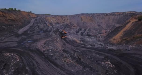 俄罗斯贝洛沃 2019年5月 采石场采煤过程的空中视图 煤矿矿区黄色倾卸卡车和矿用挖掘机上方飞行的无人机 — 图库视频影像