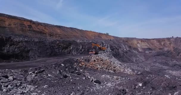 俄罗斯贝洛沃 2019年5月 采石场采煤过程的空中视图 煤矿矿区黄色倾卸卡车和矿用挖掘机上方飞行的无人机 — 图库视频影像