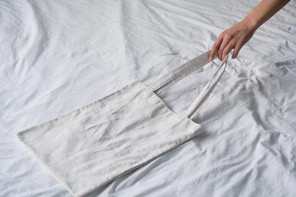 再利用可能なショッピングバッグ 拒否のプラスチック 女性の手を保持綿エコバッグ 環境への配慮 廃棄物ゼロ 持続可能なライフスタイル — ストック写真