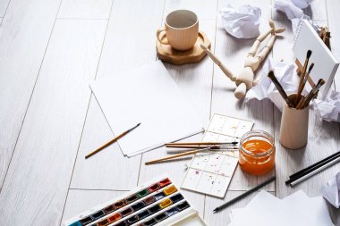 Suluboya, kağıt yığını, boya fırçaları ve evdeki diğer sanat aletleri. Ev eğitimi, eğitim, DIY, hobi ya da eğlence konsepti. 