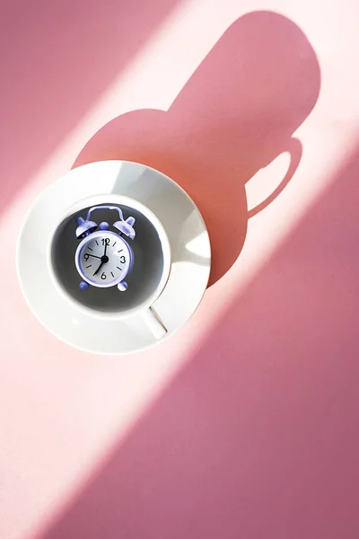 Violet Vintage Wekker Koffiebeker Pastel Roze Achtergrond Ontbijt Tijd Concept — Stockfoto