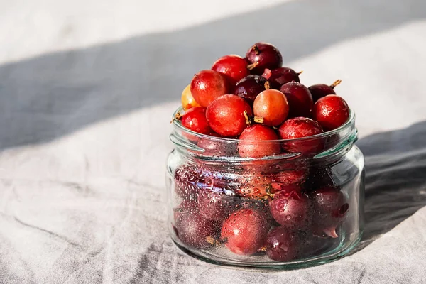 玻璃瓶里有冰冻的浆果 关闭冰冻的山莓 — 图库照片