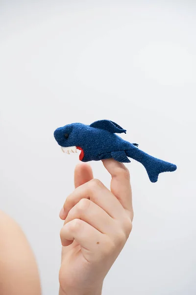Menino Jogando Dedo Brinquedo Figura Animal Figura Tubarão Colocar Dedo — Fotografia de Stock