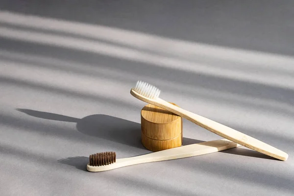天然のゼロ廃竹歯ブラシ トイレ 持続可能なライフスタイルのための化粧品 — ストック写真