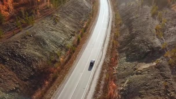 Вид Повітря Автомобіль Їде Сонячній Осінній Сільській Дорозі Кінематографічний Безпілотник — стокове відео