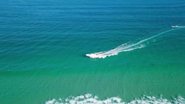 Turisté Parasailing Přes Moře Pobřeží Drone Point View Letecké Záběry — Stock video