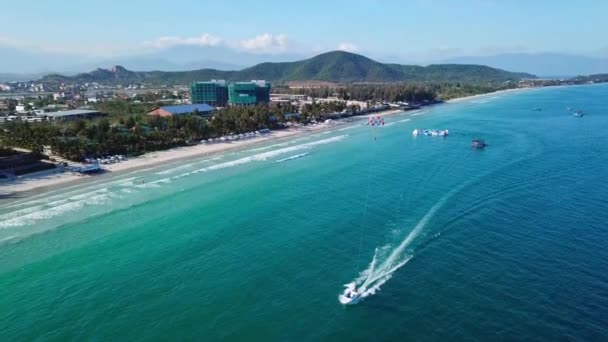 Touristen Parasailing Über Meer Küste Drohne Blickwinkel Luftaufnahmen Von Menschen — Stockvideo