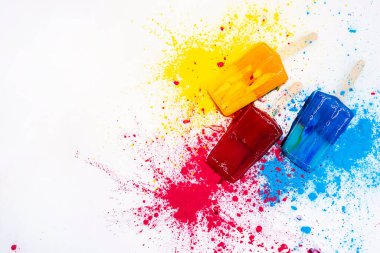 Renkli buzlu şekerlere karşı çok renkli boya. Çeşitli parlak dondurmalar. Yaz konsepti.