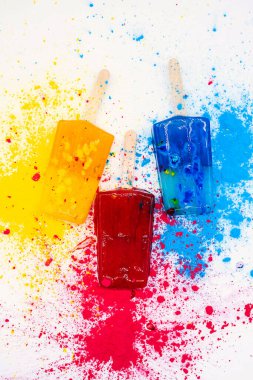 Renkli buzlu şekerlere karşı çok renkli boya. Çeşitli parlak dondurmalar. Yaz konsepti.