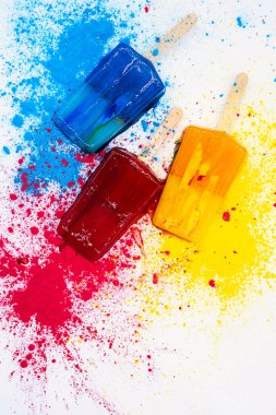 Renkli buzlu şekerlere karşı çok renkli boya. Çeşitli parlak dondurmalar. Yaz konsepti.