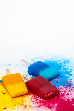 Renkli buzlu şekerlere karşı çok renkli boya. Çeşitli parlak dondurmalar. Yaz konsepti.