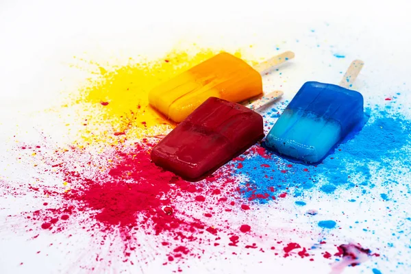 Renkli buzlu şekerlere karşı çok renkli boya. Çeşitli parlak dondurmalar. Yaz konsepti.