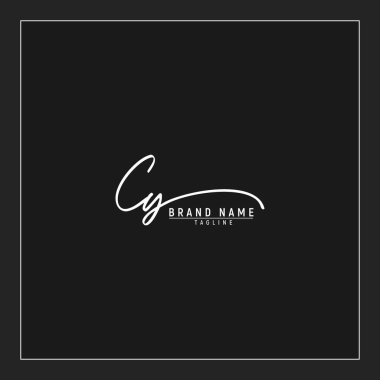 Lüks ilk CY logosu imzalı el yazısı imzası siyah arkaplanda izole edildi