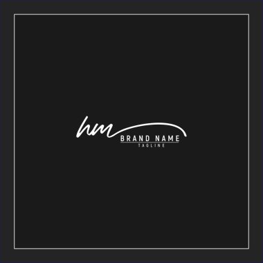 Lüks ilk HM logosu imzalı el yazısı imzası siyah arkaplanda izole edildi