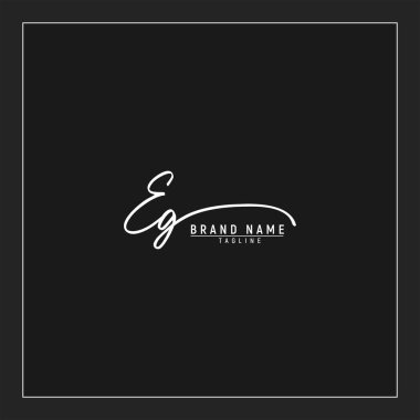 Lüks ilk EG logosu imzalı el yazısı imzası siyah arkaplanda izole edildi