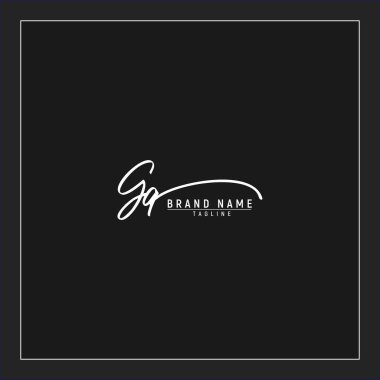 GQ logosunun baş harfleri siyah arkaplanda izole edilmiş el yazısı imzası.