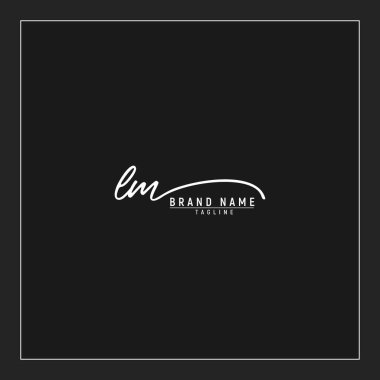 LM logosunun baş harfleri siyah arkaplanda izole edilmiş el yazısı imzası.