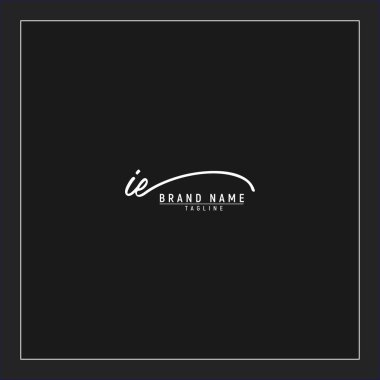 Lüks ilk IE logosu imzalı el yazısı imzası siyah arkaplanda izole edildi