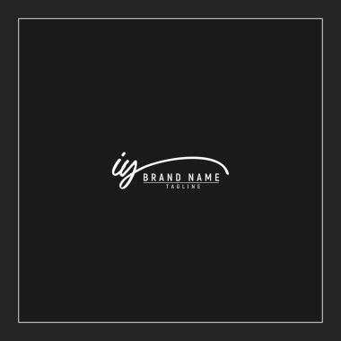 Lüks ilk IY logosu imzalı el yazısı imzası siyah arkaplanda izole edildi