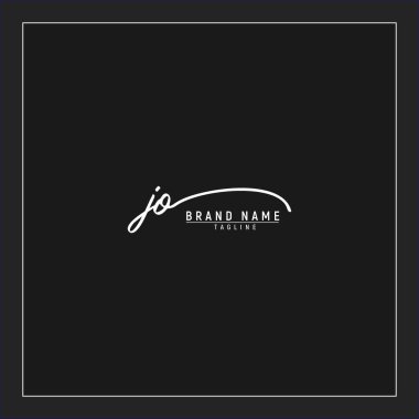 Lüks ilk JO logosu imzalı el yazısı imzası siyah arkaplanda izole edilmiş.