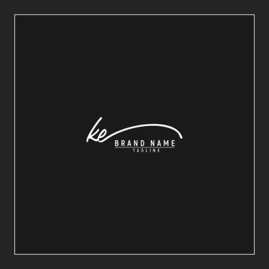 Lüks ilk KE logosu imzalı el yazısı imzası siyah arkaplanda izole edildi