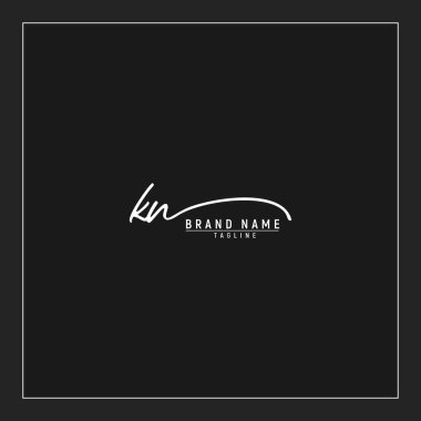 Lüks başlangıç KN logosu imzalı el yazısı imzası siyah arkaplanda izole edildi