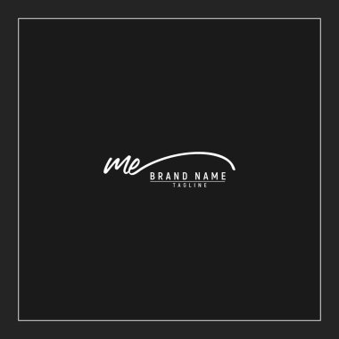 Lüks ilk ME logosu imzalı el yazısı imzası siyah arkaplanda izole edilmiş.