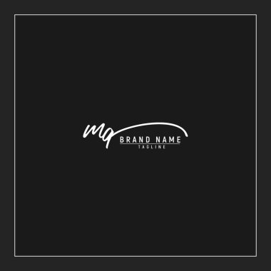 MQ logosunun baş harfleri siyah arkaplanda izole edilmiş el yazısı imzası.