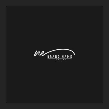 Lüks NE logosunun baş harfleri siyah arkaplanda izole edilmiş el yazısı imzası.