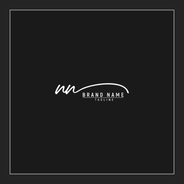 Lüks ilk NN logosu imzalı el yazısı imzası siyah arkaplanda izole edildi