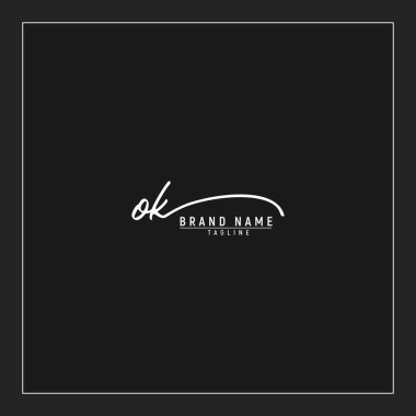 Lüks başlangıçta Tamam logosu imzası siyah arkaplanda izole edilmiş el yazısı