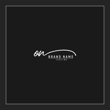 Lüks ilk on logosu imzalı el yazısı imzası siyah arkaplanda izole edildi