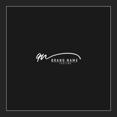 lüks QN logosu imzalı el yazısı imzası siyah arkaplanda izole edildi