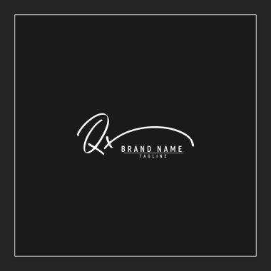 lüks QX başlangıç logosu imzalı el yazısı imzası siyah arkaplanda izole edildi
