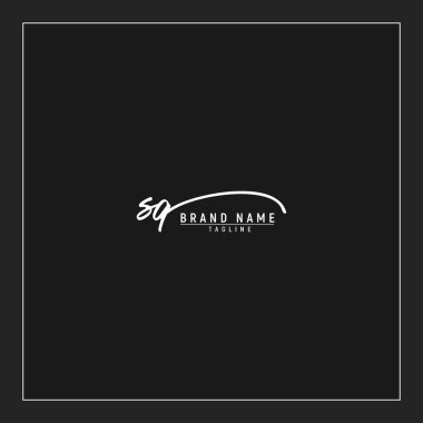 lüks ilk SQ logosu imzalı el yazısı imzası siyah arkaplanda izole edildi