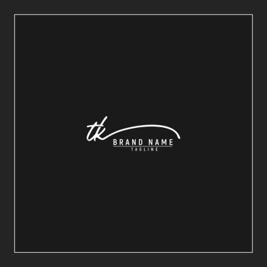 lüks TK logosunun baş harfleri imzalı el yazısı siyah arkaplanda izole edilmiş.