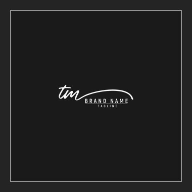 Lüks ilk TM logosu imzalı el yazısı imzası siyah arkaplanda izole edildi