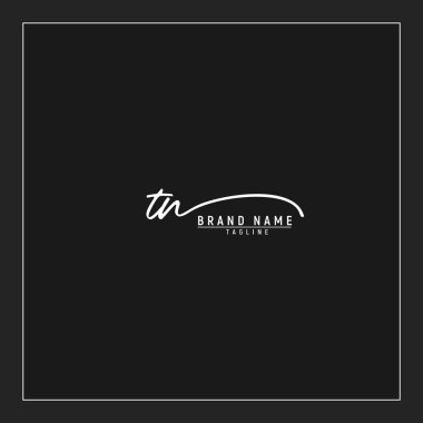 Lüks ilk TN logosu imzalı el yazısı imzası siyah arkaplanda izole edildi