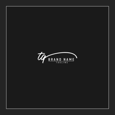 Lüks ilk TQ logosu imzalı el yazısı imzası siyah arkaplanda izole edildi